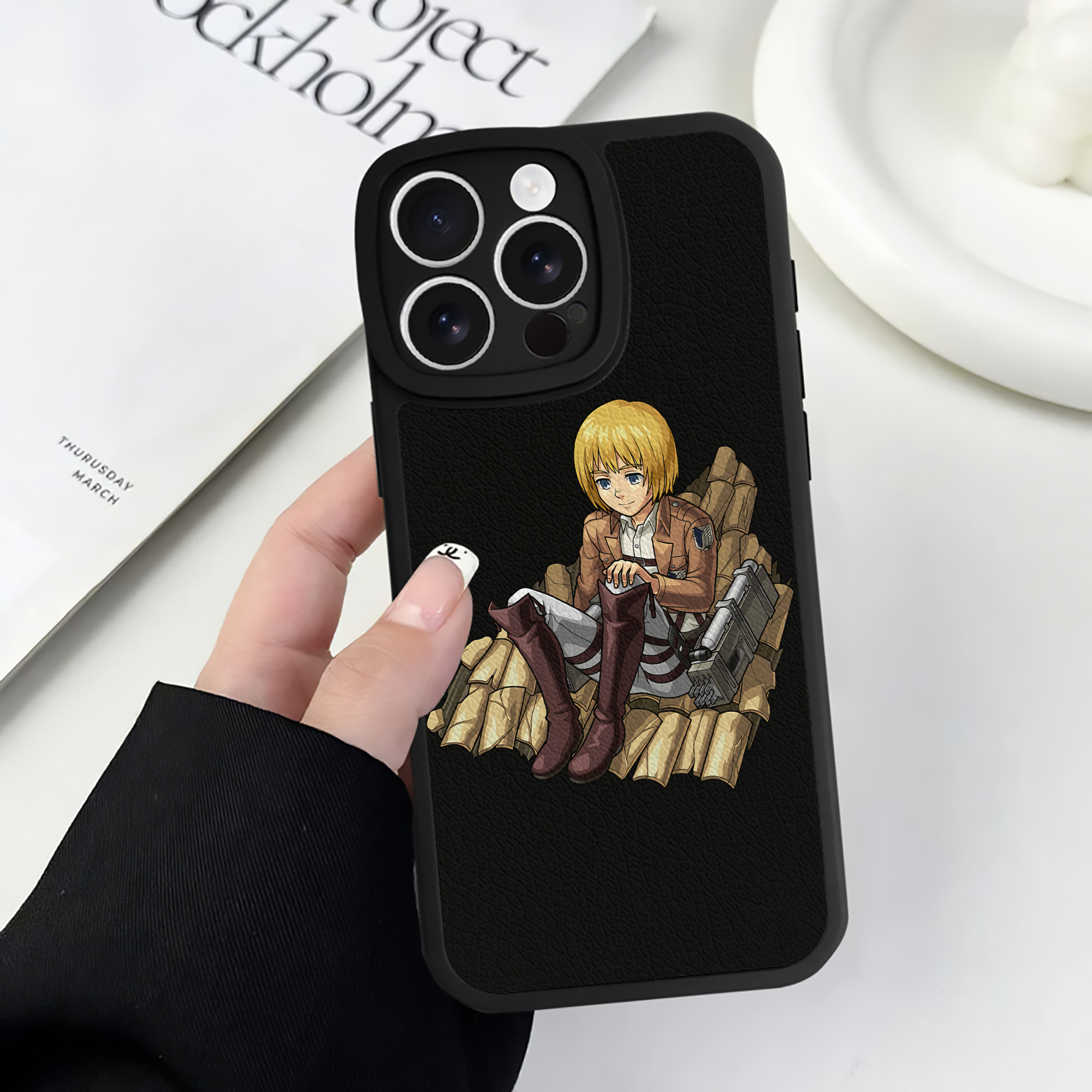 （画像用） 進撃の巨人 アルミン·アルレルト Attack on Titan Armin Arlert 【iPhone 16シリーズ対応】シリコンスマホケース（レザー調） 材質：シリコン